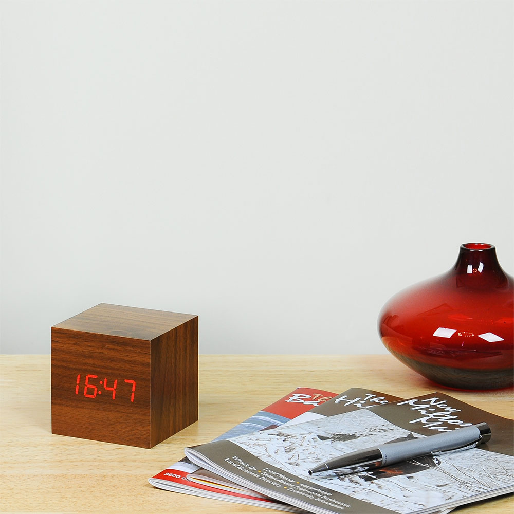 שעון קוביה עץ אגוז