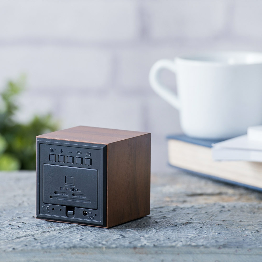 שעון קוביה עץ אגוז