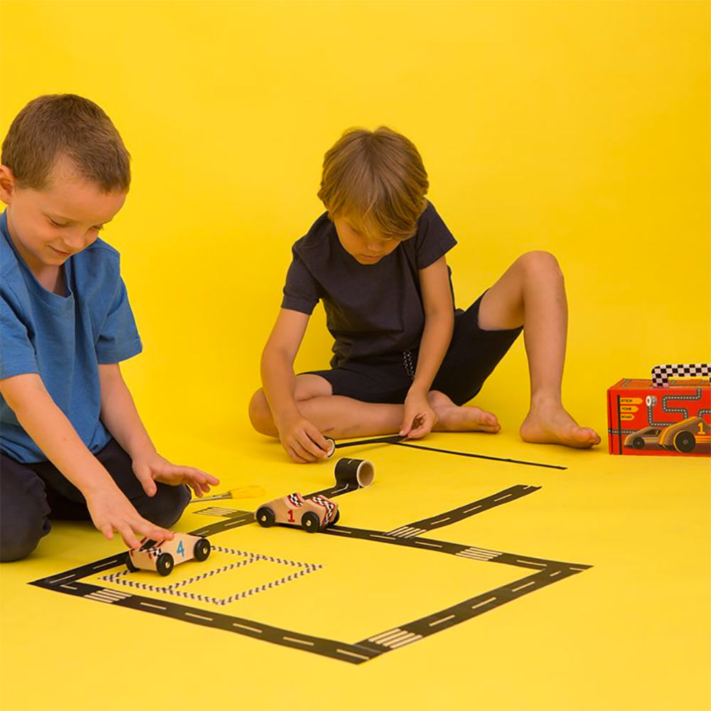 סטיקאר - ערכה להכנת מכוניות מרוץ מעץ