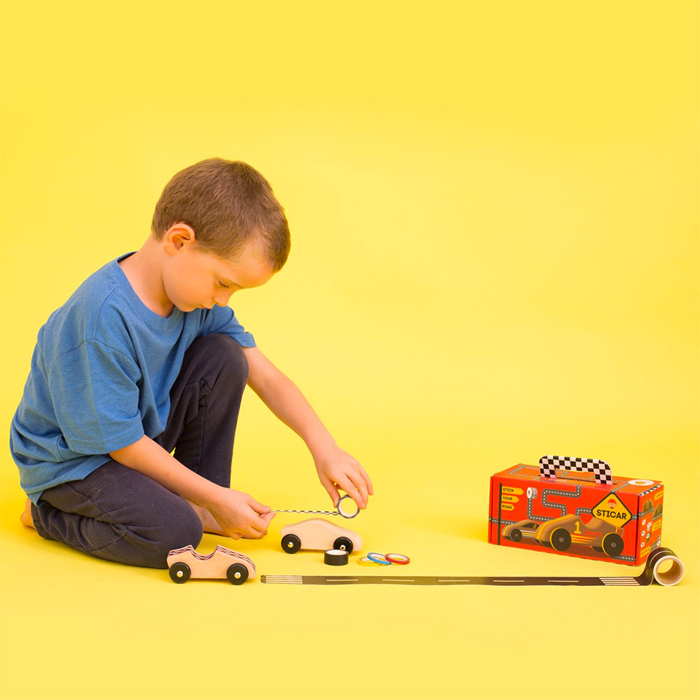 סטיקאר - ערכה להכנת מכוניות מרוץ מעץ